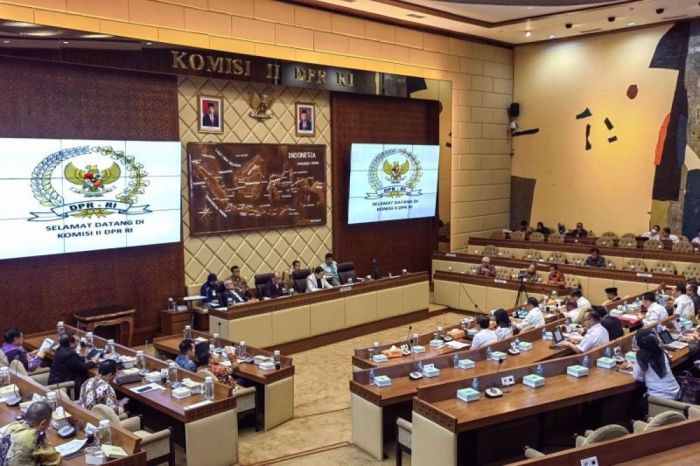 Ketua Komisi II sebut putusan PN Jakpus gugat hak berdemokrasi - ANTARA ... Keputusan Pulau Sengketa Diprotes JK, Dinilai Cacat Hukum
